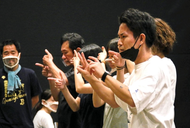 手話裁判劇「テロ」の稽古に励む出演者＝神戸市兵庫区新開地５