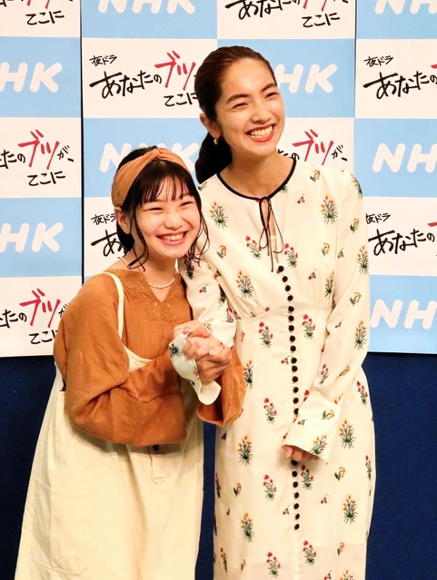 「あなたのブツが、ここに」の主演仁村紗和（右）と毎田暖乃＝大阪市内、ＮＨＫ大阪放送局