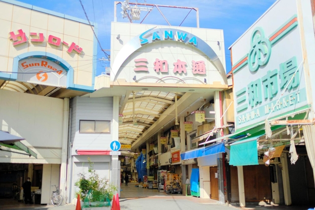 三つの商店街の入り口が並ぶ場所。「あなたのブツが－」が撮影された＝尼崎市内（あまがさき観光局提供）