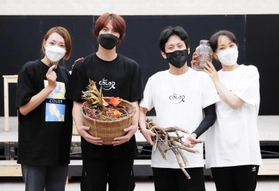 キャストの（左から）柚希礼音、浦井健治、成河、濱田めぐみ＝東京都内