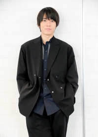 尼崎出身で吉本新喜劇好きという松島庄汰。「スターが隣にいるので、震えています」＝大阪市中央区（２０２１年３月撮影）
