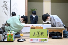 第５局の終局時、礼を交わす藤井聡太王位（右）と豊島将之九段＝６日午後、静岡県牧之原市、平田寺