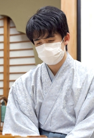 ７番勝負の第５局で勝ち、終局後に対局を振り返る藤井聡太王位＝６日午後、静岡県牧之原市、平田寺