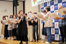 加西市混声合唱団「ヴォルケ」と合同練習する加藤登紀子さん（中央）＝加西市民会館