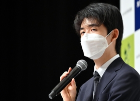 王位戦３連覇から一夜明け、記者会見する藤井聡太王位＝７日午前、静岡県牧之原市