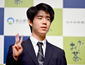 王位戦３連覇から一夜明け、記念撮影で３本指を立てる藤井聡太王位＝７日午前、静岡県牧之原市