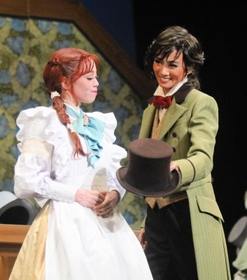 ロセッティ（極美慎・右）は帽子屋で働くリジー（小桜ほのか）と出会う＝宝塚バウホール