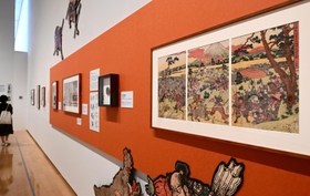 「ボストン美術館所蔵　ＴＨＥ　ＨＥＲＯＥＳ　刀剣×浮世絵－武者たちの物語」展の展示風景＝９日午後、神戸市中央区、兵庫県立美術館（撮影・秋山亮太）