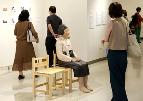 神戸で開幕した表現の不自由展。「平和の少女像」などの立体や平面作品が並んだ＝１０日午前、神戸市内（撮影・小林良多）
