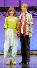 宝塚宙組新人公演を終えた亜音有星（右）と山吹ひばり＝宝塚大劇場