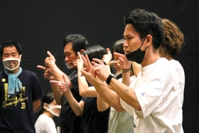 手話裁判劇「テロ」の稽古に励む出演者＝神戸市兵庫区新開地５