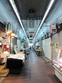 昭和の名残を残す杭瀬中市場＝尼崎市杭瀬本町１（二号店杭瀬中市場提供）