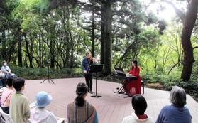 森のステージで演奏するマウロ・イウラートさんと佐野まり子さん（右）＝神戸市灘区六甲山町