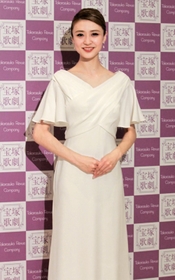 退団を発表した宝塚宙組トップ娘役の潤花さん＝宝塚大劇場