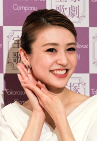 宙組トップ、真風涼帆さんから贈られたピアスを着けて退団会見に臨んだトップ娘役、潤花さん＝宝塚大劇場