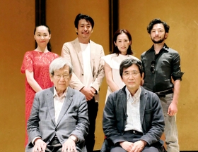 演出の鵜山仁（前列右）、翻訳の喜志哲雄（同左）と出演者＝ピッコロシアター