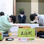 第５局の終局時、礼を交わす藤井聡太王位（右）と豊島将之九段＝６日午後、静岡県牧之原市、平田寺