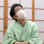 終局後に対局を振り返る豊島将之九段＝６日午後、静岡県牧之原市、平田寺