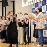 加西市混声合唱団「ヴォルケ」と合同練習する加藤登紀子さん（中央）＝加西市民会館