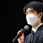 王位戦３連覇から一夜明け、記者会見する藤井聡太王位＝７日午前、静岡県牧之原市