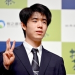 王位戦３連覇から一夜明け、記念撮影で３本指を立てる藤井聡太王位＝７日午前、静岡県牧之原市