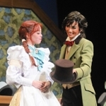 ロセッティ（極美慎・右）は帽子屋で働くリジー（小桜ほのか）と出会う＝宝塚バウホール