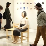 彫刻家のキム・ソギョンさんとキム・ウンソンさんが作った「平和の少女像」などが公開された会場＝１０日午前、神戸市内（撮影・小林良多）