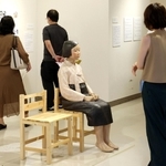 神戸で開幕した表現の不自由展。「平和の少女像」などの立体や平面作品が並んだ＝１０日午前、神戸市内（撮影・小林良多）