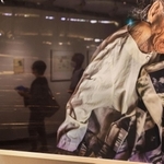 安世鴻（アン・セホン）さんの写真「重重－消せない痕跡　アジアの日本軍性奴隷被害女性たち」も注目を集めた＝１１日午後、神戸市内（撮影・吉田敦史）