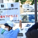 表現の不自由展ＫＯＢＥの会場周辺で警戒に当たる兵庫県警の警官ら＝１１日午後、神戸市内（撮影・吉田敦史）