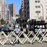 会場周辺では交通規制が敷かれた＝１１日午後、神戸市内（撮影・吉田敦史）