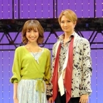 宝塚宙組新人公演を終えた亜音有星（右）と山吹ひばり＝宝塚大劇場
