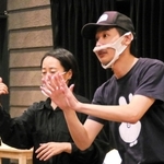 手話を交えて演出するピンク地底人３号さん（右）。隣の手話通訳が意思疎通をサポートする＝神戸市兵庫区新開地５