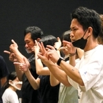 手話裁判劇「テロ」の稽古に励む出演者＝神戸市兵庫区新開地５