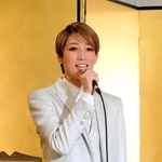 退団会見に臨む真風涼帆＝大阪市北区