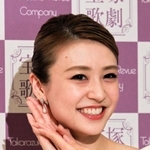 宙組トップ、真風涼帆さんから贈られたピアスを着けて退団会見に臨んだトップ娘役、潤花さん＝宝塚大劇場