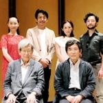演出の鵜山仁（前列右）、翻訳の喜志哲雄（同左）と出演者＝ピッコロシアター