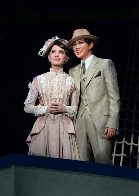 日本に向け天津を出航する船に乗る梁文秀（彩風咲奈・右）と李玲玲（朝月希和）＝宝塚大劇場（撮影・秋山亮太）