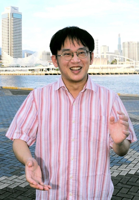 棋譜をほとんど用いずに対局を描写し「将棋を知らない人にも楽しめる作品になった」と話す橋本長道さん＝神戸市中央区