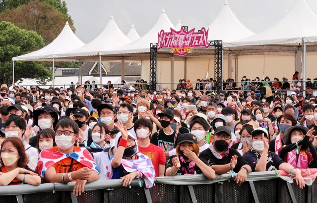 有料エリアの「雷神ステージ」のライブに詰めかけた観客＝滋賀県草津市