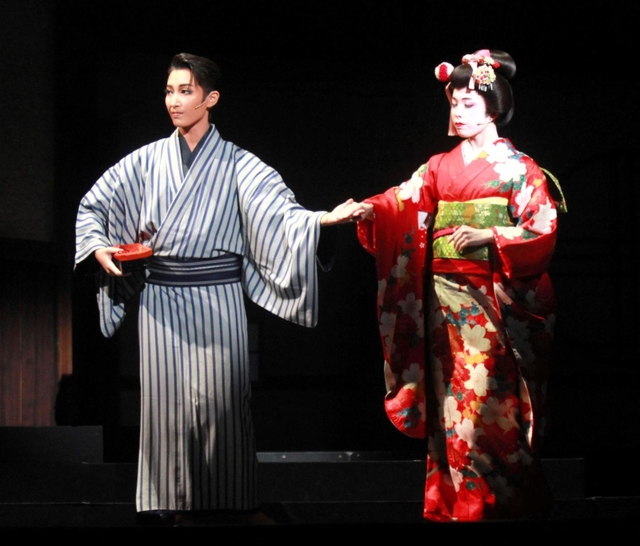 佐助（帆純まひろ・左）はお琴（朝葉ことの）の目となり世話をする＝宝塚バウホール