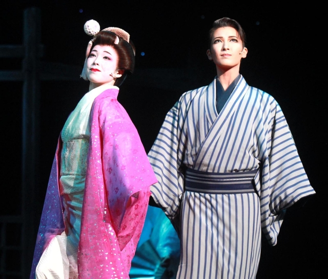 心の底では互いを思い合う佐助（帆純まひろ・右）とお琴（朝葉ことの）＝宝塚バウホール