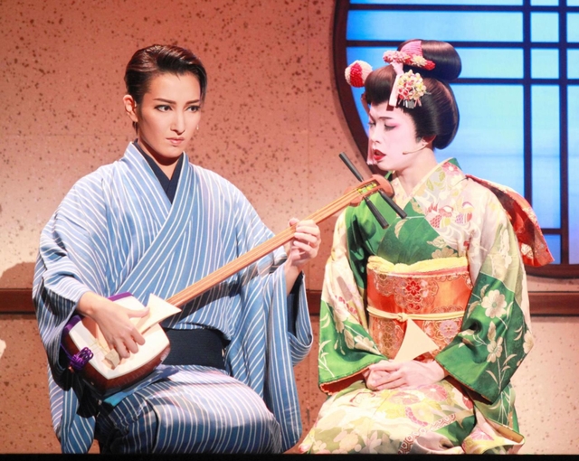 佐助（帆純まひろ・左）に厳しく三味線の稽古をつけるお琴（朝葉ことの）＝宝塚バウホール