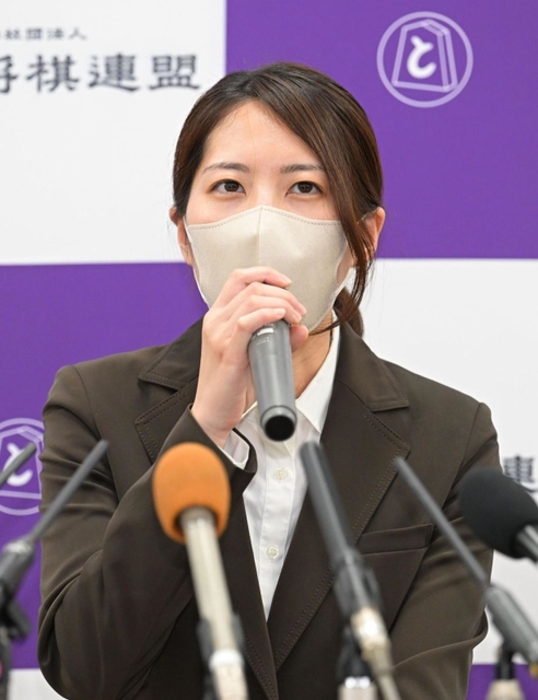 棋士編入試験で不合格となった後、会見に応じた里見香奈女流五冠＝大阪市福島区、関西将棋会館（撮影・秋山亮太）