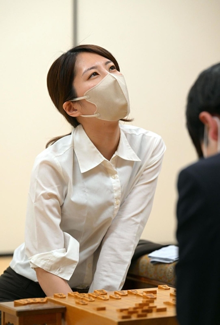 棋士編入試験の第３局で狩山幹生四段に敗れ、天を仰ぐ里見香奈女流五冠＝１３日午後、大阪市福島区、関西将棋会館（撮影・秋山亮太）
