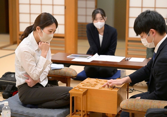 棋士編入試験の第３局で狩山幹生四段（右）に敗れ、感想戦で対局を振り返る里見香奈女流五冠＝１３日午後、大阪市福島区、関西将棋会館