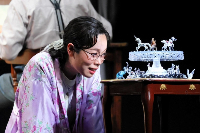 「ガラスの動物園」でローラを演じる梅村綾子（宮川舞子さん撮影）