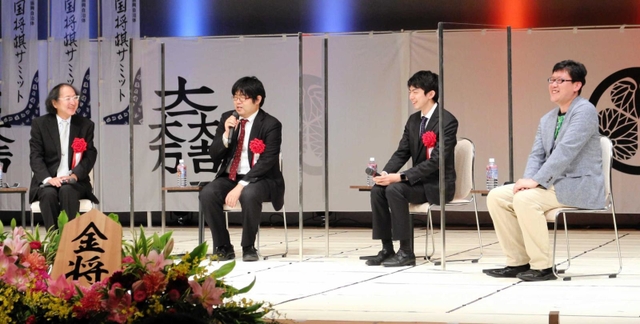 将棋の魅力を語り合う（左から）福崎文吾九段、糸谷哲郎八段、中村太地七段、白鳥士郎さん