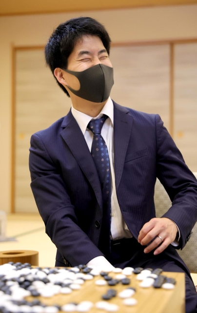 第２局で関航太郎天元に勝ち、笑顔で対局を振り返る伊田篤史九段＝１８日午後、札幌市、京王プラザホテル札幌