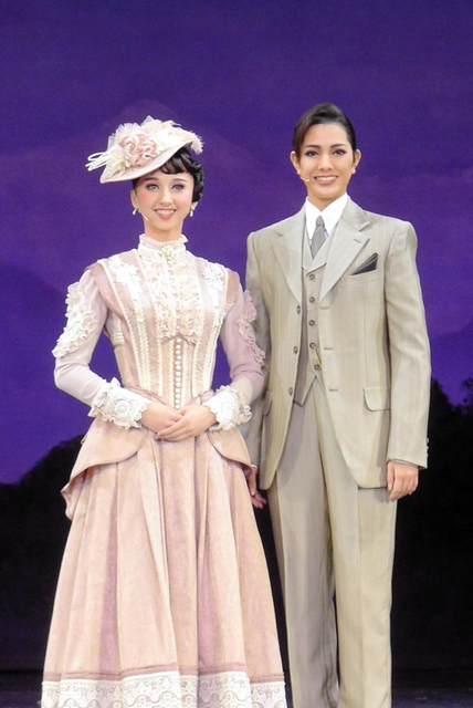 公演を終えた華世京（右）と音彩唯＝宝塚大劇場